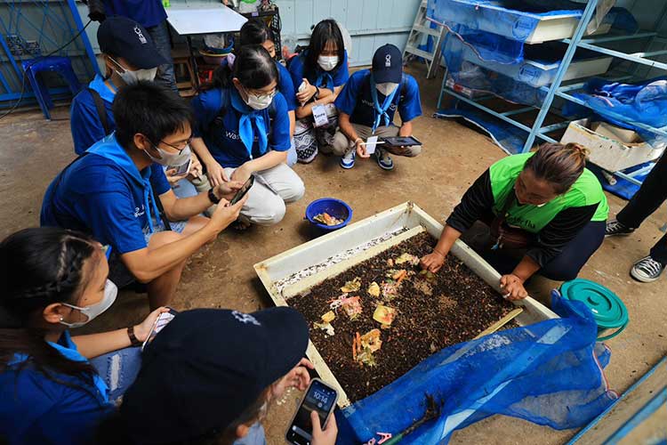 เด็กๆ กำลังฟังเรื่องการจัดการขยะเศษอาหารเหลือทิ้งโดยใช้หนอนแมลงวันลายเป็นตัวช่วยในกระบวนการย่อยสลาย