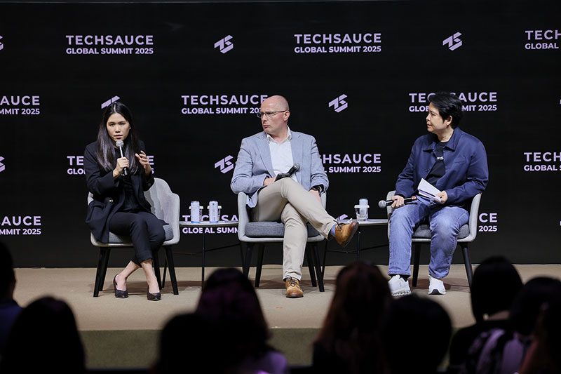 (ซ้าย) - ปาลิดา อธิศพงศ์ รักษาการกรรมการผู้จัดการ บริษัท กรุงศรี ฟินโนเวต จำกัด และ (กลาง) - Danny Centen Key Account Director จาก fileAI