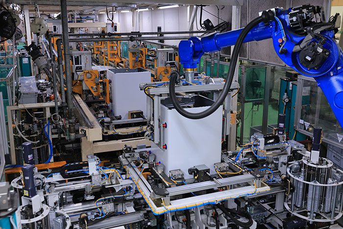 LG Attach-label-robot