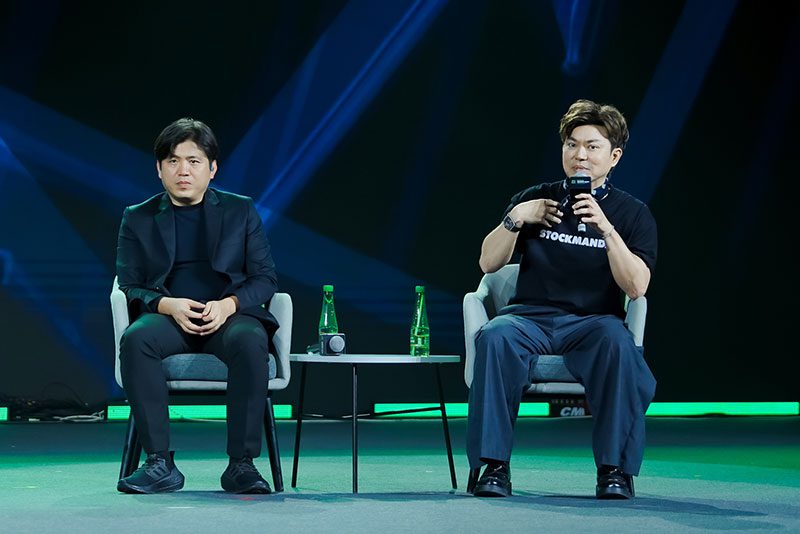 ประกิต สิริวัฒนเกตุ กรรมการผู้จัดการสายงานกลยุทธ์การลงทุน บลจ.เมอร์ชั่น พาร์ทเนอร์ จำกัด และ อัครพงศ์ ขวงธนะชัย หรือ คุณแมน เจ้าของเพจ Stock Manday