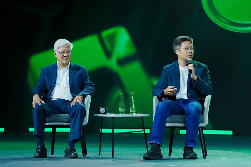 โฉลก สัมพันธารักษ์ ผู้ก่อตั้งชมรม CDC Chaloke.com และ พีรยะ สัมพันธารักษ์ นักลงทุน วิทยากร และผู้ก่อตั้งช่องทางให้ความรู้ด้านการเงินและคริปโตเคอร์เรนซีชื่อ "RightShift"