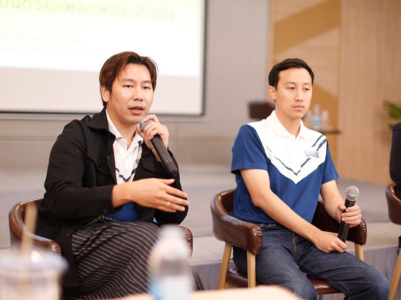 วิศรุต สร้อยคำ เจ้าของร้าน Chewa Cafe By SK Sroikham และ ชนนท์ กุลตั้งวัฒนา ประธาน YEC นครพนม