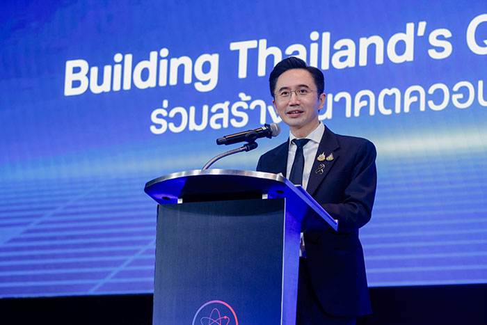 ศาสตราจารย์ ดร.ยศชนัน วงศ์สวัสดิ์ รองนายกรัฐมนตรี และรัฐมนตรีว่าการกระทรวงการอุดมศึกษา วิทยาศาสตร์ วิจัยและนวัตกรรม
