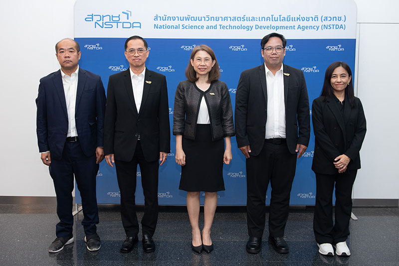 (จากซ้าย) ดร.ไกรสร อัญชลีวรพันธุ์ ผู้อำนวยการศูนย์ทดสอบผลิตภัณฑ์ไฟฟ้าและอิเล็กทรอนิกส์ (PTEC) ดร.ณฏฐพล วุฒิพันธุ์ ผู้อำนวยการศูนย์บริการวิเคราะห์ทดสอบ (NCTC) วรวิทย์ จันทร์สีหราช รักษาการผู้อำนวยการฝ่ายบริการงานวิศวกรรม (NFED) และ สาวิตรี กองเกียรติวานิช ผู้อำนวยการศูนย์ทดสอบผลิตภัณฑ์เครื่องใช้ในบ้านและเซรามิกอุตสาหกรรม (CTEC)