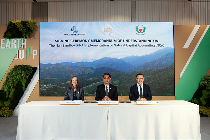 Melinda Good, Division Director for Thailand and Myanmar, World Bank ดนุชา พิชยนันท์ เลขาธิการสภาพัฒนาการเศรษฐกิจ และสังคมแห่งชาติ และ ฃพิพิธ เอนกนิธิ ประธานกิจยั่งยืน ธนาคารกสิกรไทย