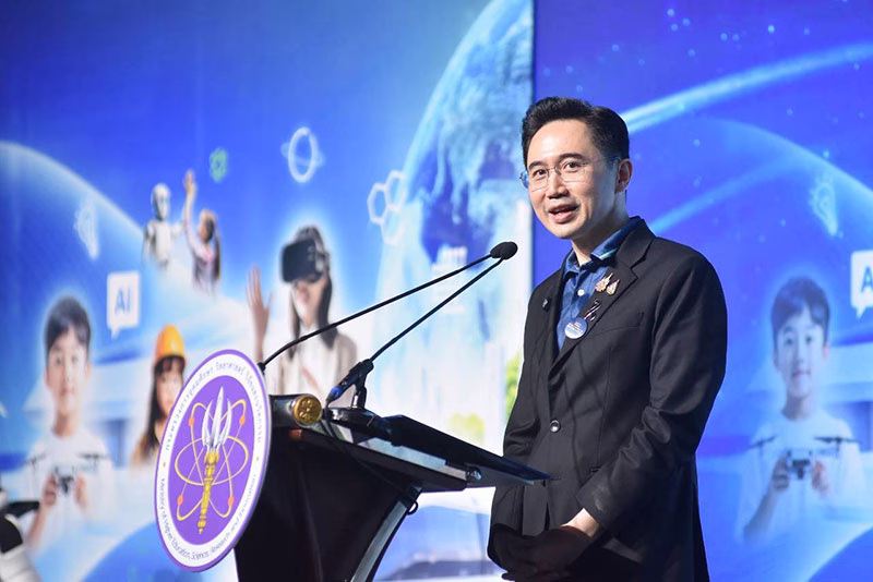 ศ.ดร.ยศชนัน วงศ์สวัสดิ์ รองนายกรัฐมนตรีและรัฐมนตรีว่าการกระทรวงการอุดมศึกษา วิทยาศาสตร์ วิจัยและนวัตกรรม (อว.)