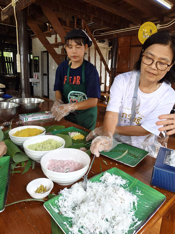 มรกต รอดพึ่งครุฑ บรรณาธิการอาวุโส The Story Thailand ลงมือทำขนมขี้หนู ขนมทรงโปรดของรัชกาลที่ 4