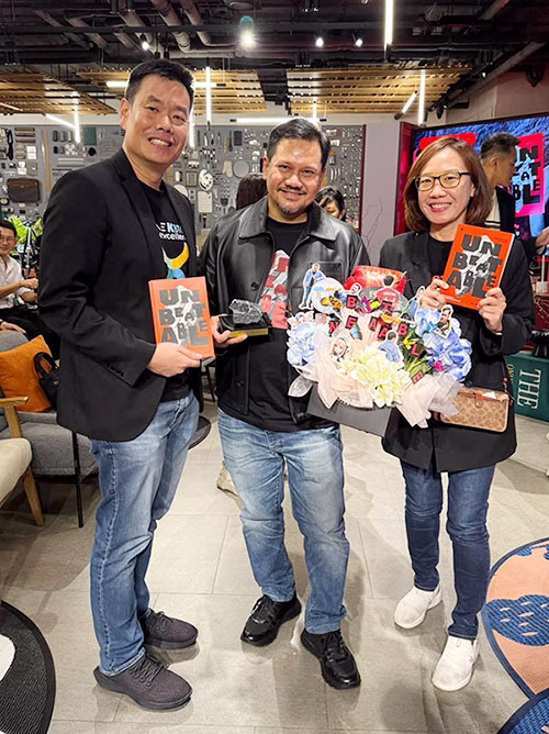 ดร.ทัดพงศ์ พงศ์ถาวรกมล Managing Director, KBTG กระทิง- เรืองโรจน์ พูนผล Co-dean ของ House of Wisdom และ อศินา พรวศิน ผู้ก่อตั้งและบรรณาธิการบริหาร The Story Thailand ในงานเปิดตัวหนังสือ Unbeatable